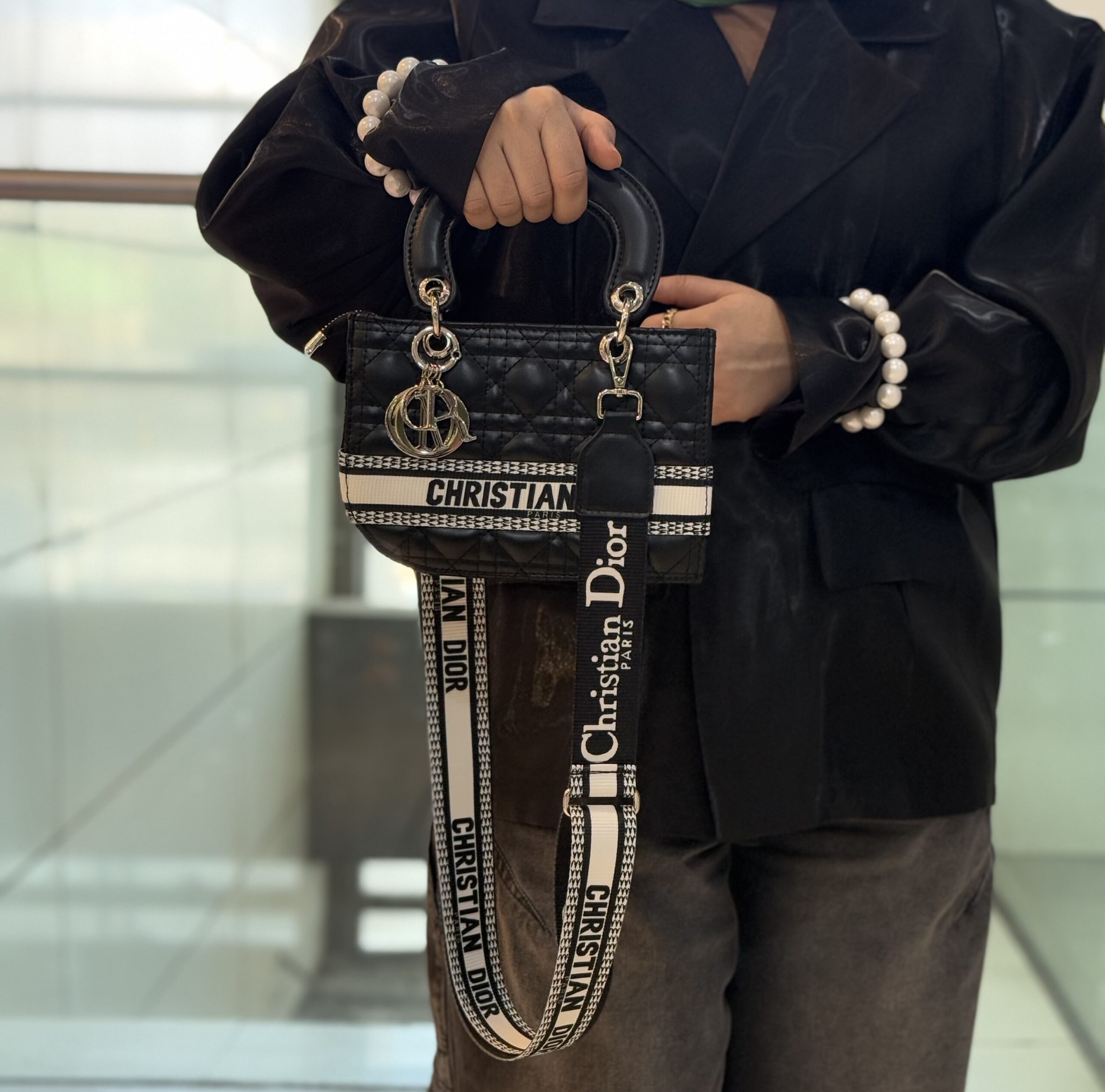 IMG_4310-scaled کيف دوشي کريستين ديور - Image 1