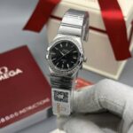 ساعت امگا زنانه دور نگين صفحه مشکي