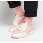 کتونی زنانه ترويس صورتی