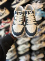 کتونی زنانه جردن وان لوويتون سرمه اي صورتی - Image 4