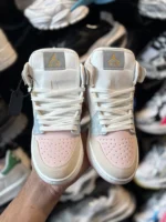 کتونی جردن ساقدار کرم صورتی - Image 4