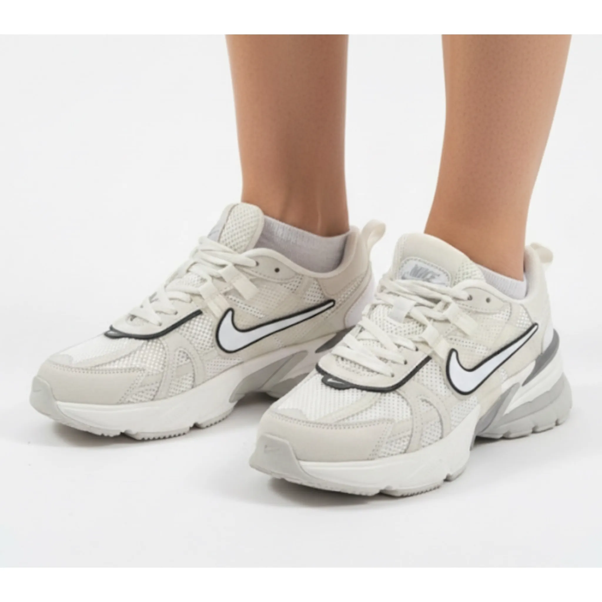 photo-output - 2025-12-09T134243.311 کتونی V2Kزنانه سفيد طوسی - Image 1