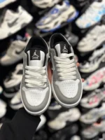 کتونی جردن وان زنانه سفيد طوسی - Image 2