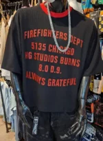 نمای روبروی تیشرت مشکی Firefighter با نوشته‌های قرمز گرافیکی و یقه دو رنگ موجود در مزون رم محدوده میدان حر