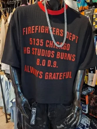 نمای روبروی تیشرت مشکی Firefighter با نوشته‌های قرمز گرافیکی و یقه دو رنگ موجود در مزون رم محدوده میدان حر
