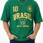 استایل مدل مردانه با تیشرت BRASIL تیشرت لش سبز طرح BRASIL و گردنبند زنجیری بلند.