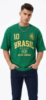 استایل مدل مردانه با تیشرت BRASIL تیشرت لش سبز طرح BRASIL و گردنبند زنجیری بلند.