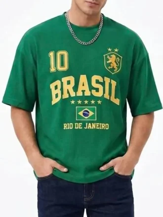استایل مدل مردانه با تیشرت BRASIL تیشرت لش سبز طرح BRASIL و گردنبند زنجیری بلند.
