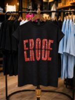 وست مشکی اورسایز ERODE با طراحی مینیمال و تن‌خور آزاد در فضای فروشگاه مزون رم.