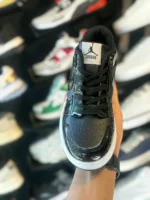 نمای رو‌به‌رو کتونی جردن وان لو مشکی زبانه با لوگوی Jumpman در مزون رم