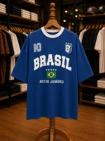 تیشرت اورسایز آبی با طرح گرافیکی شماره ۱۰ در پشت و نوشته RIO DE JANEIRO روی سینه.