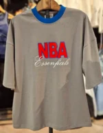 نمای جلوی تیشرت NBA طوسی با چاپ قرمز و آبی و یقه کش‌باف رنگی