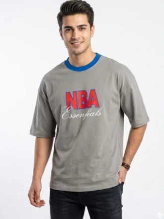 استایل خیابانی با تیشرت دوروچاپ NBA طوسی و تن‌خور عالی در مزون رم
