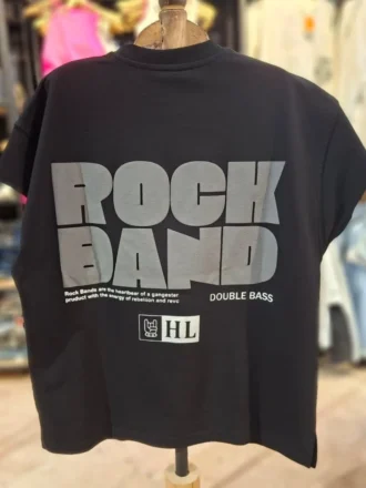 چاپ بزرگ و گرافیکی کلمه Rock Band پشت وست مشکی مردانه