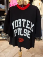 نمای محصول تیشرت مشکی مدل Vortex روی رگال در فروشگاه مزون رم.