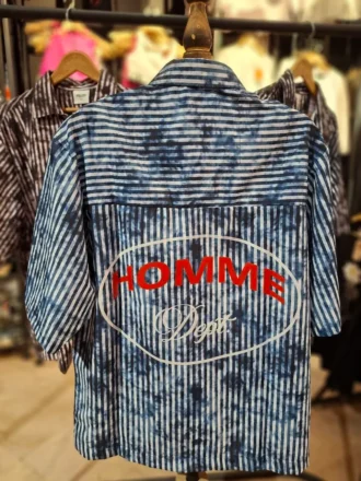 نمای پشت پیراهن آستین کوتاه Homme با نوشته بزرگ HOMME Dept.
