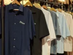 نمای نزدیک از گلدوزی Palm Springs روی سینه و رنگ بندی پیراهن راه راه مردانه.