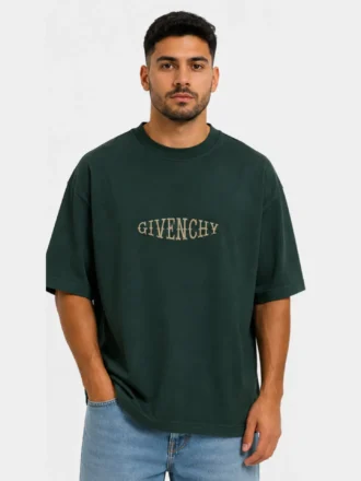 نمای روبه‌رو از تیشرت Givenchy اورسایز رنگ کله‌غازی با گلدوزی طلایی در جلو در مزون رم