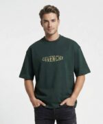 خرید تیشرت Givenchy اورسایز رنگ کله‌غازی با گلدوزی طلایی در جلو، ست شده با شلوار جین مشکی و کتونی سفید در مزون رم
