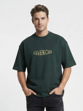 خرید تیشرت Givenchy اورسایز رنگ کله‌غازی با گلدوزی طلایی در جلو، ست شده با شلوار جین مشکی و کتونی سفید در مزون رم
